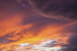 Evening Sun Sky Impressions: Dramatic sunset clouds in sky