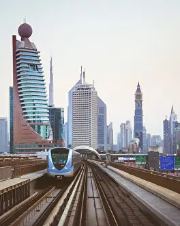Art De La Rue Impressions: Un train de métro autonome circule sur des voies élevées le long de Sheikh Zayed Road avec la skyline de la ville - y