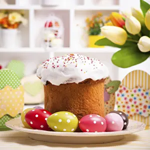 Table Decoration Ideas Impressions: Easter cake with eggs on the table