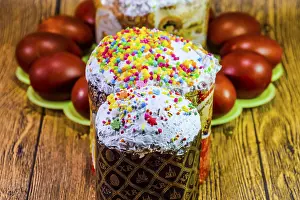 Traditional Easter Decorations Impressions: Easter cake and painted red Easter eggs
