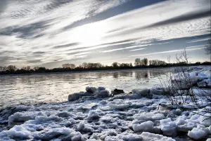Brash Ice Formation Impressions: Elbe in winter
