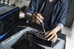 Images datées du 27 août 2024: Ingénieur en informatique, installation de matériel.