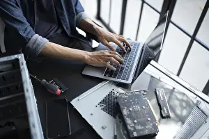 Images datées du 27 août 2024: Ingénieur en informatique installant des équipements de matériel Ingénieur de développement d'une installation de