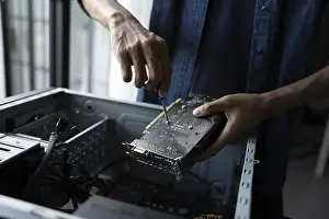 Images datées du 27 août 2024: Ingénieur en informatique installant l'équipement de matériel Ingénieur de développement d'une installation Technique