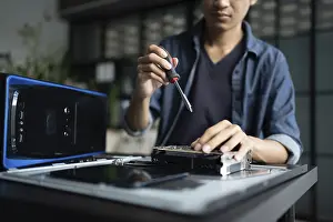 Images datées du 27 août 2024: Ingénieur en informatique installant l'équipement matériel Ingénieur de développement de la facilité d'entretien