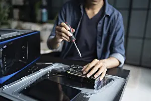 Images datées du 27 août 2024: Ingénieur en informatique installant l'équipement de matériel Ingénieur de développement d'installation Maintenance