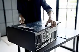 Images datées du 27 août 2024: Ingénieur en informatique installant l'équipement de matériel Ingénieur en développement d'usine Maintenance ordinateur