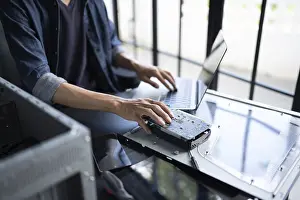 Images datées du 27 août 2024: Ingénieur en informatique installant le matériel Équipement de développement d'une usine Ingénieur de maintenance