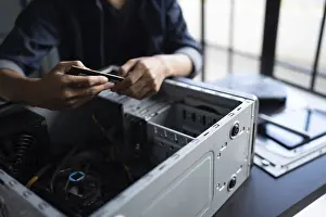 Images datées du 27 août 2024: Ingénieur en informatique installant l'équipement matériel Ingénieur de développement de la facilité d'installation