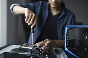 Images datées du 27 août 2024: Ingénieur en informatique installant l'équipement de matériel Ingénieur de développement d'une installation Maintenance