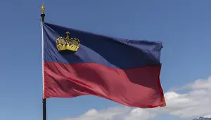 Impressions de Le drapeau du Liechtenstein flotte dans le vent Liechtenstein Impressions: Le drapeau du Liechtenstein flotte au vent.