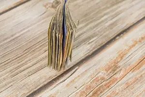 Images datées du 26 mai 2024: Un tas de billets pliés sur une table en bois.