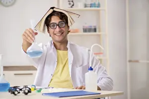 ADN Impressions: Chimiste fou rigolo faisant des expériences et des tests.