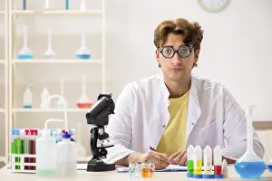 ADN Impressions: Chimiste fou en train de faire des expériences et des tests.