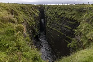 Orcades Impressions: La Gloup, grotte effondrée avec petite cascade.