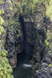 Orcades Impressions: Le Gloup, grotte effondrée avec petite cascade.