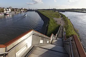 Friedrich Ebert Bridge Impressions: Haniel steps on the Friedrich Ebert Bridge