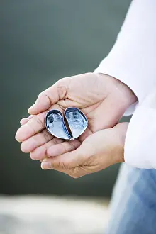 Bivalve Animal Photo Impressions: Holding a shell