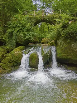 Luxembourg Impressions: Chute d'eau idyllique sous un pont rustique, vue aérienne