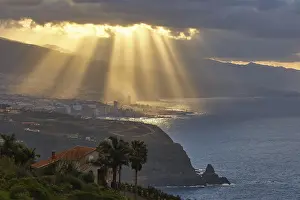 Puerto De La Cruz Landscape Impressions: Impressive sun through cloud rays