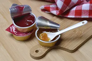 Aluminum Packaging Waste Impressions: Jam in portion pack with spoon, jam