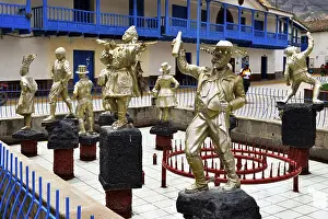Impressions de Place centrale avec des figures dansant, symbole pour le Festival de la Virgen del Carmen, Paucartambo, Province de Cusco, Pérou Cusco Impressions: Place principale avec des figures dansant.