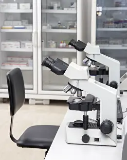Impression encadrée : Le microscope dans le laboratoire. Impression encadrée : Le microscope dans le laboratoire.
