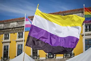 Images datées du 21 juin 2024: Drapeaux de fierté non binaire et couleurs du drapeau non binaire flottent à Lisbonne.