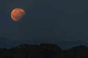 Lunar Eclipse Photography Impressions: Partial lunar eclipse, the shadow of the earth is projected onto the moon
