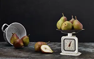 Studio Environment Food Photography Impressions: Pears on a scale