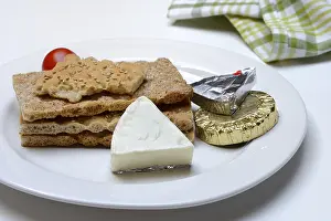 Processed Cheese Impressions: Processed cheese on crispbread, opened and packed