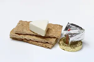 Processed Cheese Impressions: Processed cheese on crispbread, opened and packed