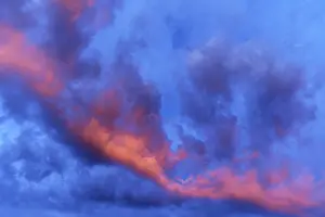 Gloomy Evening Atmosphere Impressions: Reddish clouds in the evening sky