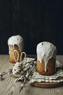 Rustic Table Setting Ideas Impressions: A rustic setup featuring two Kulich
