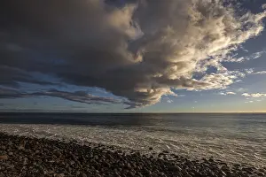 Soft Lightning Warm Atmosphere Impressions: Sea and dramatic cloud atmosphere