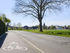 Bicycle Lane Pavement Impressions: Shared pavement and cycle path