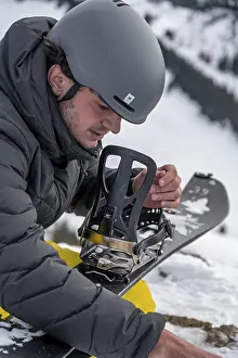 Winter Sports Activity Impressions: Ski tourers, man assembles his splitboard