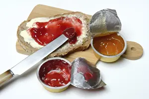 Basic Food Photography Tips Impressions: Slice of bread with jam and jam in portion pack