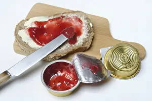 Basic Food Images Impressions: Slice of bread with jam and jam in portion pack