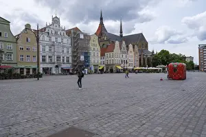 Images datées du 9 juin 2024: Place spacieuse avec des bâtiments environnants.