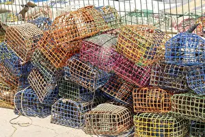 Images datées du 27 août 2024: Un tas de filets de pêche colorés en forme de rectangle faits en fil de fer.