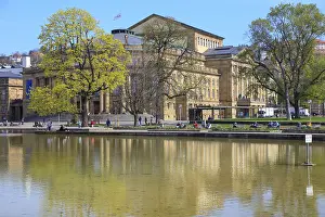 Impressions de Opéra d'État de Stuttgart, Reflet dans l'Eckensee, Jardin du Palais supérieur, Capitale d'État Stuttgart, Bade-Wurtemberg, Allemagne Opéra d'État de Stuttgart, Reflet dans l'Eckensee Opéra Impressions: Opéra d'État de Stuttgart, Réflexion dans l'Eckensee.