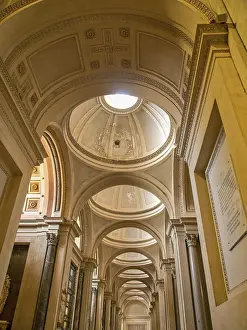 Montserrat Impressions: Intérieur sublime avec dôme et structures voûtées.