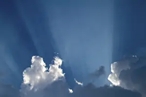 Weather Forecast Images Impressions: Sun rays behind clouds