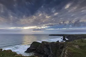 Uninhabited Cliff Line Impressions: Sunset at Bedruthan steps, cornwall