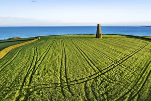 Kingswear Impressions: Coucher de soleil au-dessus du DAYMARK et des champs depuis un dron.