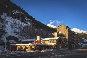 Impressions de La lumière du coucher de soleil éclairant des bars, des restaurants et des immeubles résidentiels à El Tarter et Soldeu. Vacances de ski en hiver en Andorre, Pyrénées Andorre Impressions: La lumière du coucher de soleil éclairant des barres.