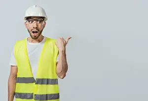 Signe Impressions: Ingénieur surpris pointant du côté.