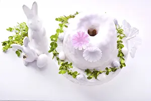 Empty Table Setting Ideas Impressions: Tasty Easter Cake