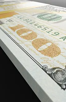Clackmannanshire Impressions: Un tas de 10 000 dollars composé de billets de cent dollars en gros plan abstrait.